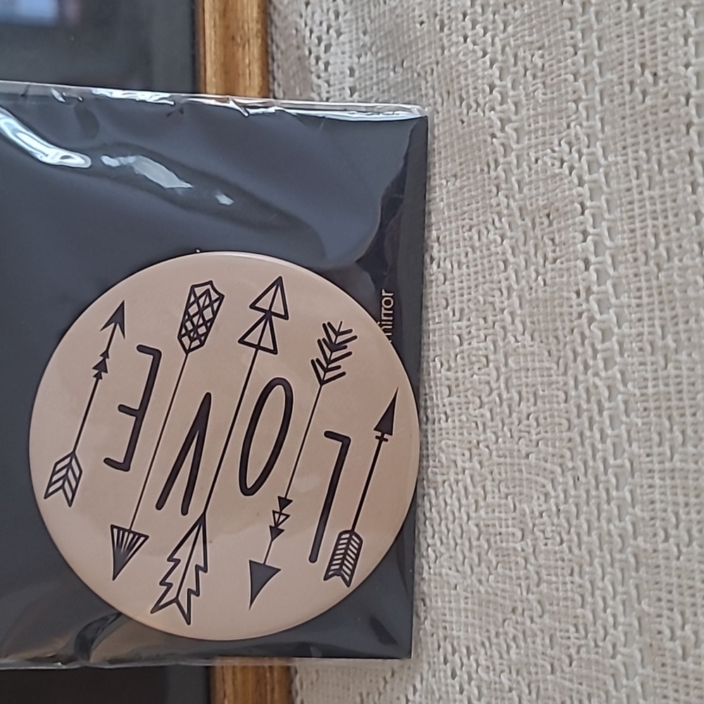 'Love' Compact Mirror - Picture 4 of 5